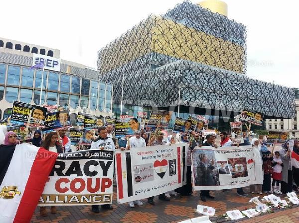 بالصور..وقفة للجالية المصرية في برمنجهام للتنديد بالمجازر في مصر