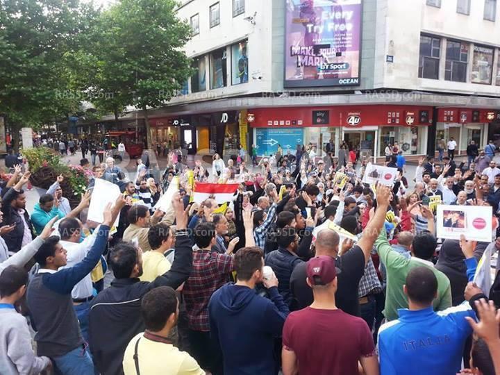 الجالية المصرية ببريطانيا تتظاهر ضد الانقلاب