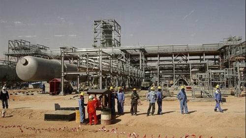 احتجاز 25 هنديًا ومصريًا داخل شركة تنقيب بترول بالفرافرة