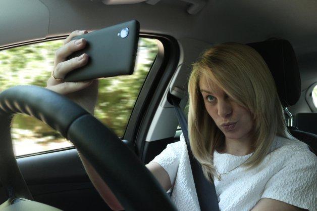 أوروبا وهوس الـ”Selfie” أثناء القيادة