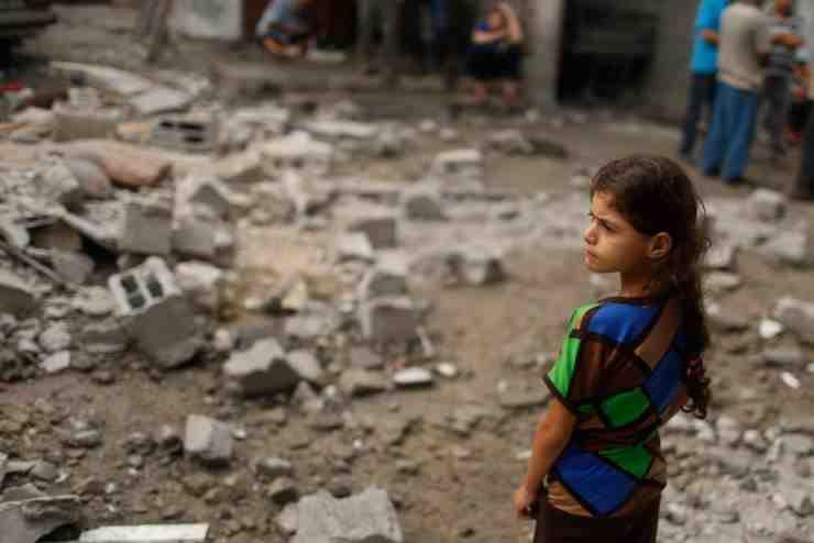 إغاثي تركي يسكب التراب على نفسه تضامنًا مع أطفال غزة