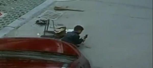 فيديو | طفل صيني تدهسه سيارة مسرعة فيقوم بلا خدش