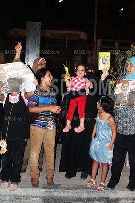 أسرة الشهيد محمد عباس بالإسكندرية تشارك بالسلسلة البشرية