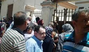 أولياء أمور يحتجون لرفض عميد علوم العريش قبول أبنائهم