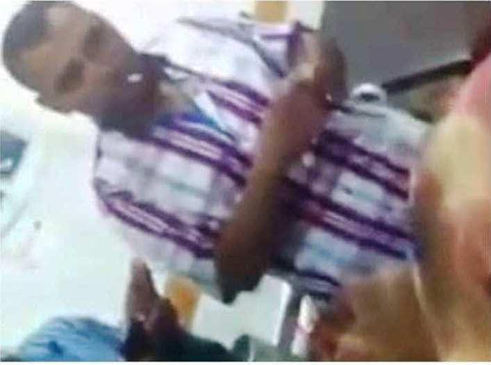 فيديو | أمناء شرطة ينكلون بجسد أحد القتلى