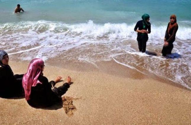 “إيكونوميست” تصف حظر دخول المحجبات  بعض الأماكن في مصر بـ “الحماقة”