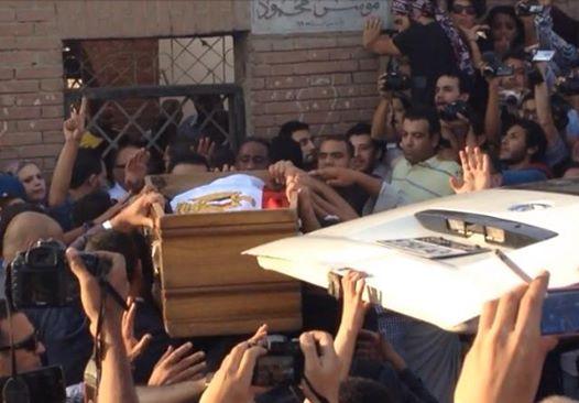 تشييع جنازة “سيف الإسلام” بحضور علاء وسناء وحشود غفيرة