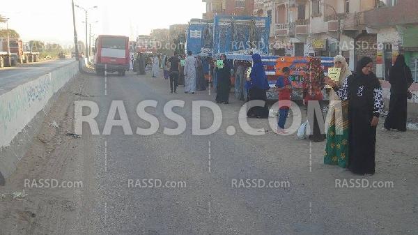 سلسلة بشرية في قرية “الميمون” بمحافظة “بني سويف”