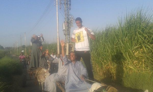 مسيرة بـ”عربات الكارو” بالأقصر رفضا للانقلاب