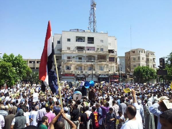 تجمع رافضي الانقلاب بميدان الساعة في قنا