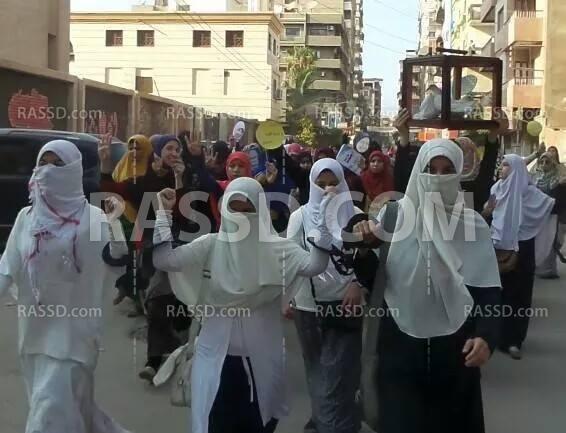 “الحمام” رمز للحرية في مسيرة بالمنصورة