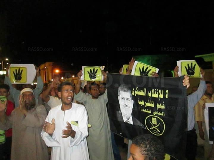 وقفة لرافضي الانقلاب بالأقصر أمام المستشفي الدولي