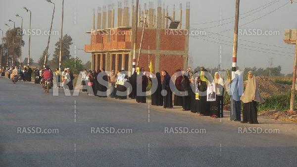 سلسلة بشرية في مسقط رأس “مرسي” تنديدًا بالانقلاب