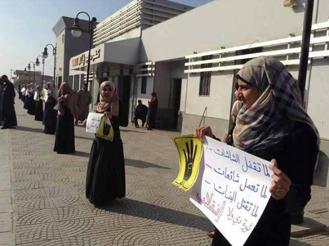 سلسلة بشرية لطالبات ضد الانقلاب في”كفر صقر ” لرفض الانقلاب