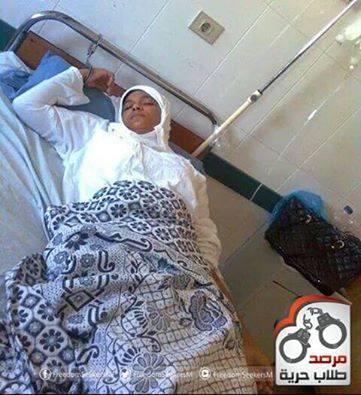 وضع الكلابشات بيد طالبة معتقلة ورفض دخولها العناية بعد جراحة