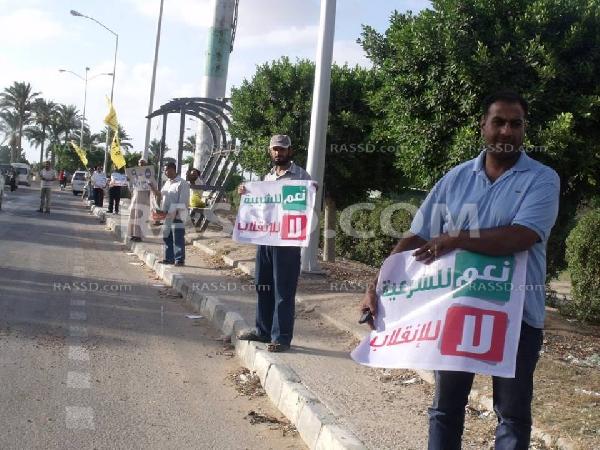 بالصور..سلسلة بشرية ببرج العرب لرفض الانقلاب