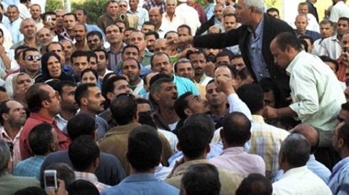 وقفة لعمال “فودينا”بالإسماعيلية احتجاجًا على نقل زملائهم تعسفيًا