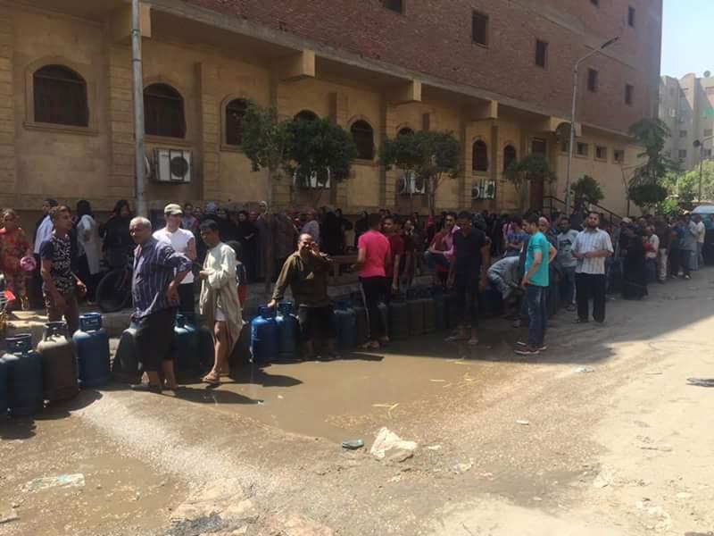 بالصور.. أزمة الغاز تضرب محافظات مصر.. والأهالى: “الناس هتموّت بعضها”