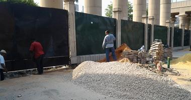 تركيب “مصدات حديدية” بجامعة القاهرة تحسبًا لتظاهرات الطلاب