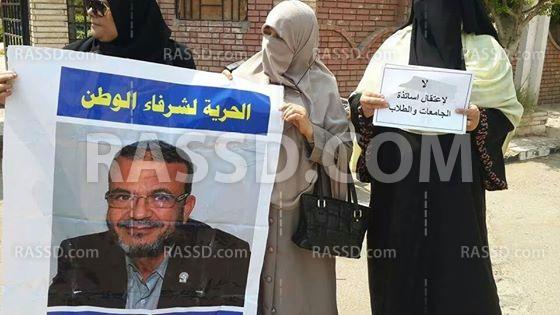 وقفة بجامعة المنصورة للمطالبة بالإفراج عن زملائهم