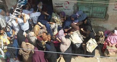 الأهالي يقتحمون “تموين الفشن” بعد فقدان البطاقات من قِبل المدير