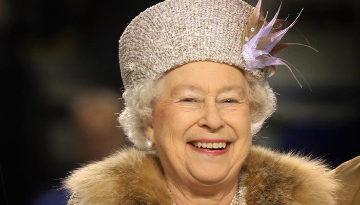 بعد 63 عامًا  من حكم بريطانيا.. “إليزابيث” تحصد لقب “عميدة الملوك”