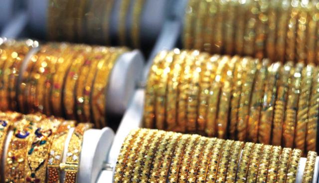 الذهب يواصل تراجعه بالسوق المحلي