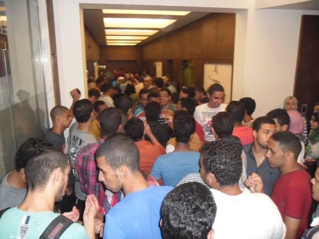 طلاب كلية تجارة شعبة إنجليزي بالإسكندرية يرفضون قرارالوزير