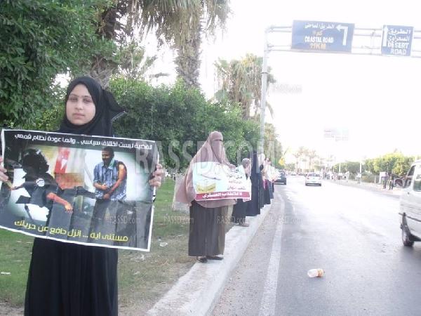 بالصور..سلسلة بشرية لرفض الانقلاب ببرج العرب