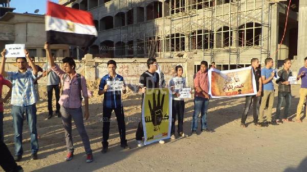 بالصور..وقفة لمئات الشباب ضد الانقلاب بدكرنس