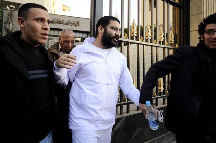 علاء عبدالفتاح يلتمس إخلاء سبيله في رسالة لقضاة محاكمته