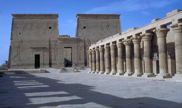 انقطاع الكهرباء على سائحين بريطانيين في معبد الفيلة بأسوان