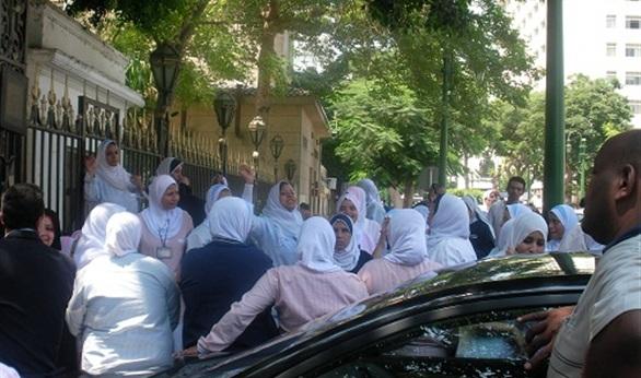 وقفة لخريجي المعهد الصحي للمطالبة بإلحاقهم بالتمريض الحكومي