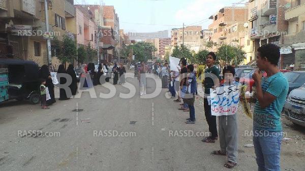 سلسلة بشرية لأهالي أبوزعبل تنديدا بغلاء الفواتير