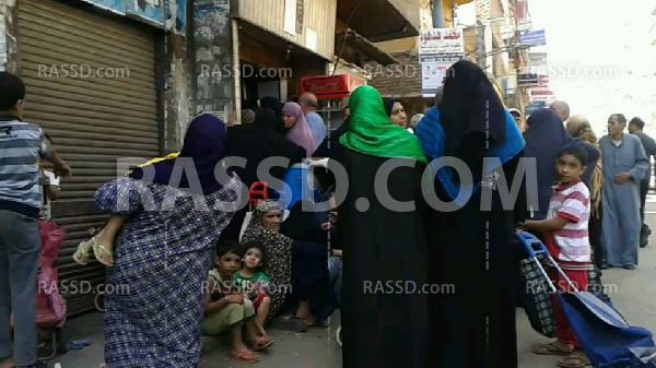 ازدحام شديد ومشاجرات بين أهالي طلخا على صرف المواد التموينية