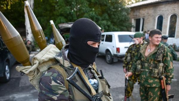 متظاهرو أوكرانيا يلقون نائبًا برلمانيًا في حاوية للقمامة