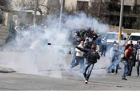 إصابة عشرات الفلسطينيين خلال مواجهات بالقرب من القدس