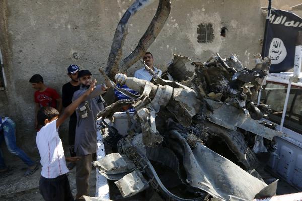 فيديو | سقوط طائرة للجيش السوري بعد تصدي “داعش” لها