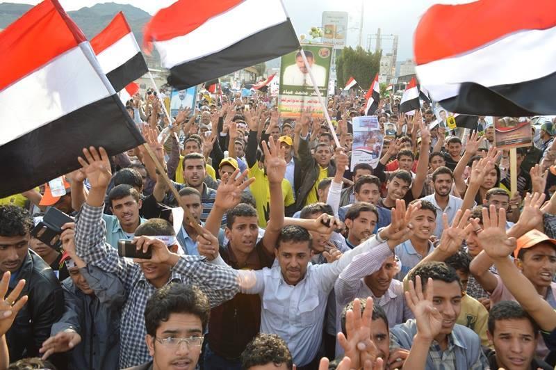 اليمنيون يرفعون إشارات رابعة في ذكرى مجزرة القاع