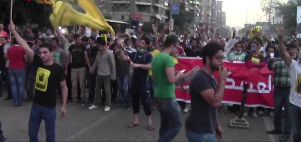 بالفيديو:أهالي كرداسة يستقبلون قوات الانقلاب بإشارة رابعة