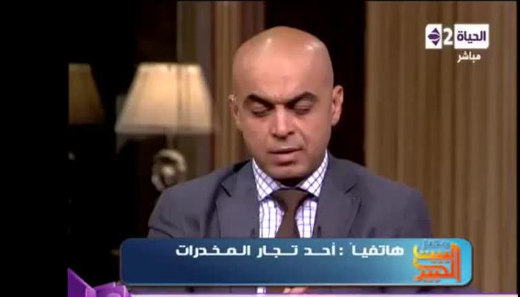 فيديو |  تاجر مخدرات يتصل بقناة فضائية في وجود ضابط شرطة