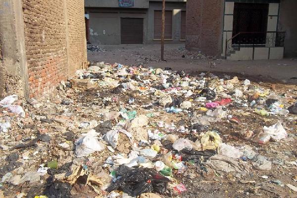 أكوام القمامة تحاصر أهالي المنيا.. وتجاهل للشكاوى والمناشدات