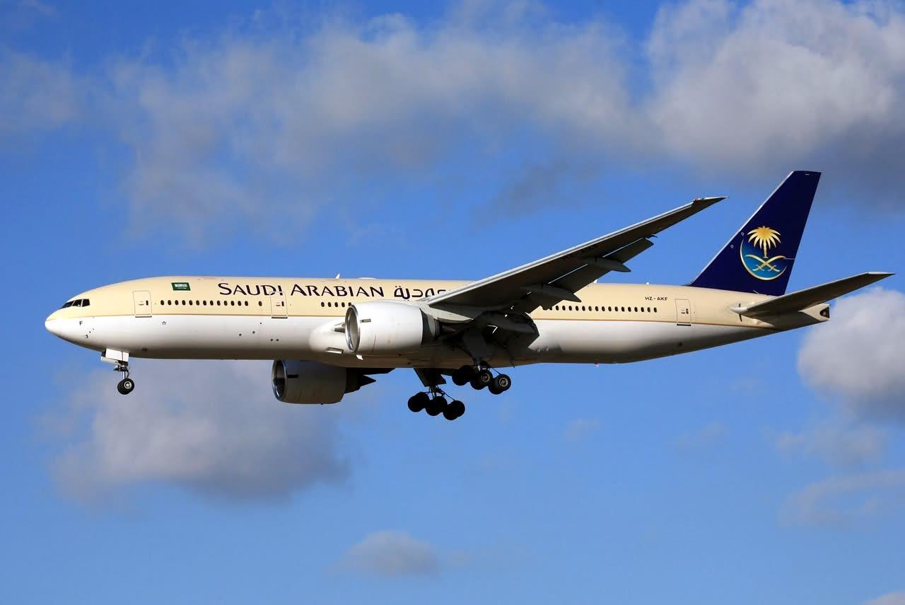 طاقم طائرة سعودية يضغط زر “إنذار الخطف” بالخطأ أثناء اقترابه من المطار