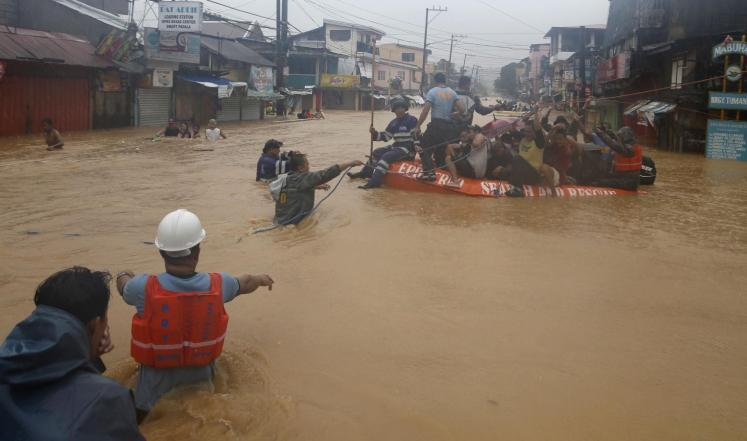 عشرة قتلى و200 ألف مشرد بعواصف إستوائية في الفلبين