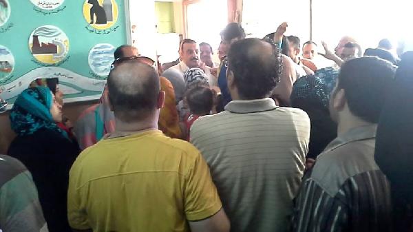 مدير مدرسة في بلبيس يؤجر بلطجية لتحطيم أثاثها