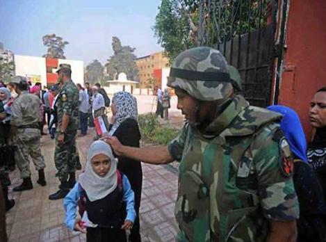 فيديو.. الانقلاب يستقبل طلاب رابعة بـ «الشرعية المسلحة»