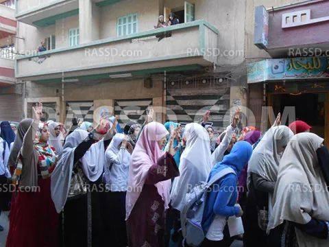 “نساء ضد الانقلاب” تتظاهر في دمنهور