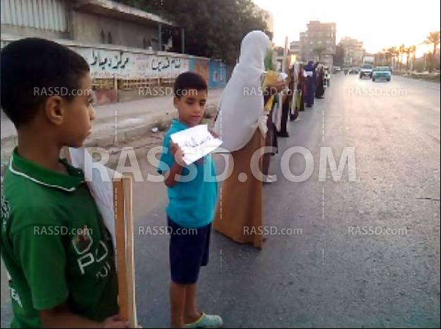 سلسلة بشرية لـ”نساء ضد الانقلاب” بدمياط