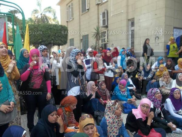 بالصور..طلاب سياسة القاهرة يحتجون على قرار تأجيل تسكينهم