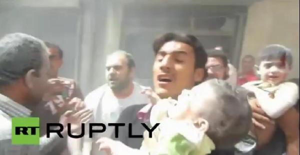 فيديو | انتشال أطفال من أنقاض قصف التحالف الدولي بسوريا